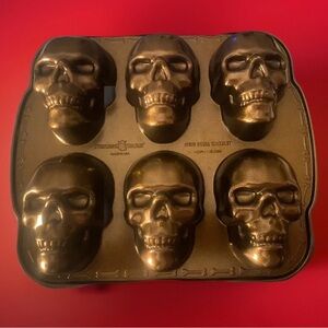 Nordic Ware Mini Skull Cakelet Muffin Bake Pan 5 Cups Day Of The Dead Goth